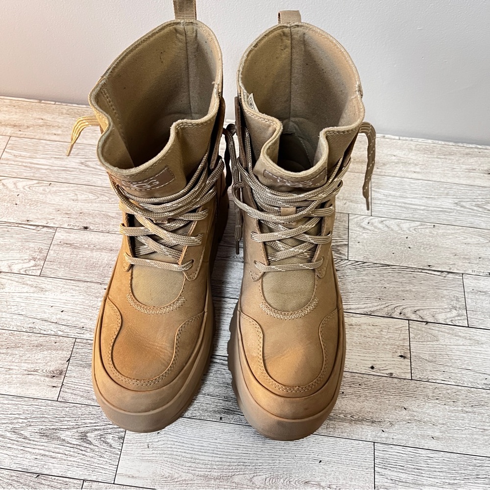 UGG Women's Ugg Lug Tan Boots Size 6.5